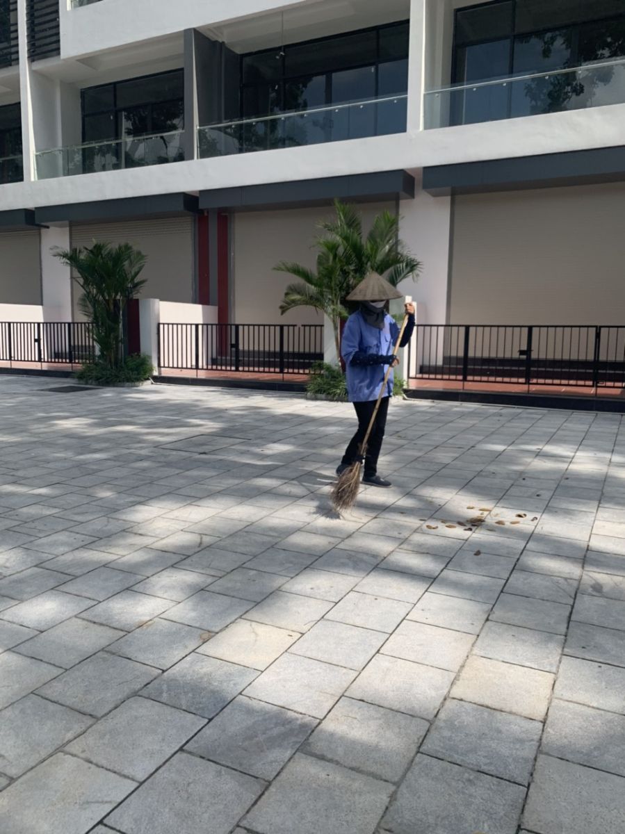 Nhân viên quét đường tại dự án Bình Minh Garden, Đức Giang, Long Biên, Hà Nội